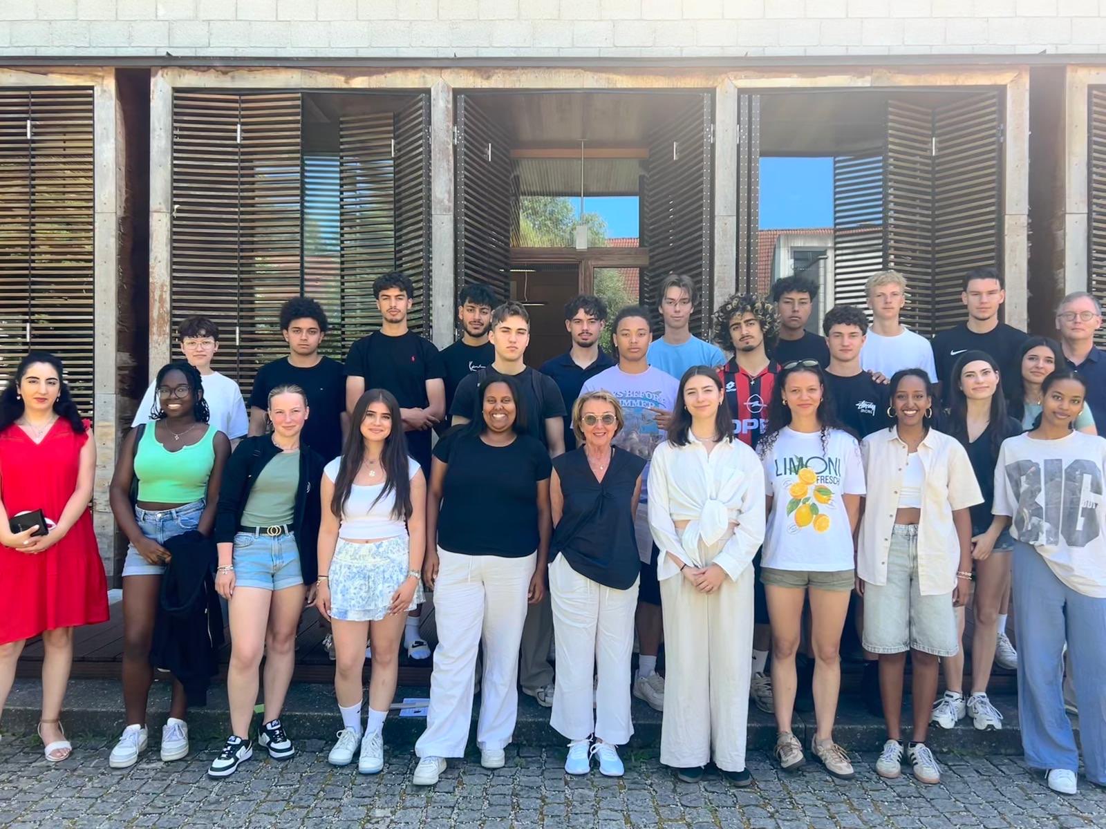 Die Schülerinnen und Schüler der Liebigschule nach dem Gespräch mit Frau Dr. Eva Umlauf